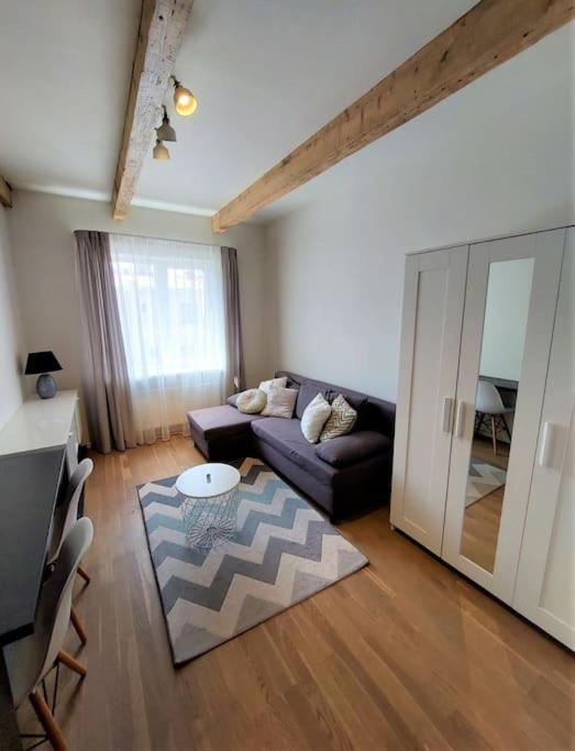 Lovely 1-bedroom Apartment *