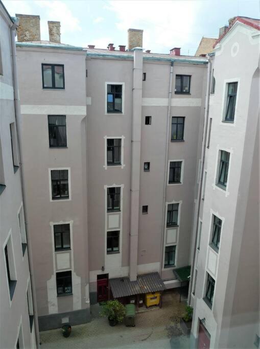 Lovely 1-bedroom Apartment *