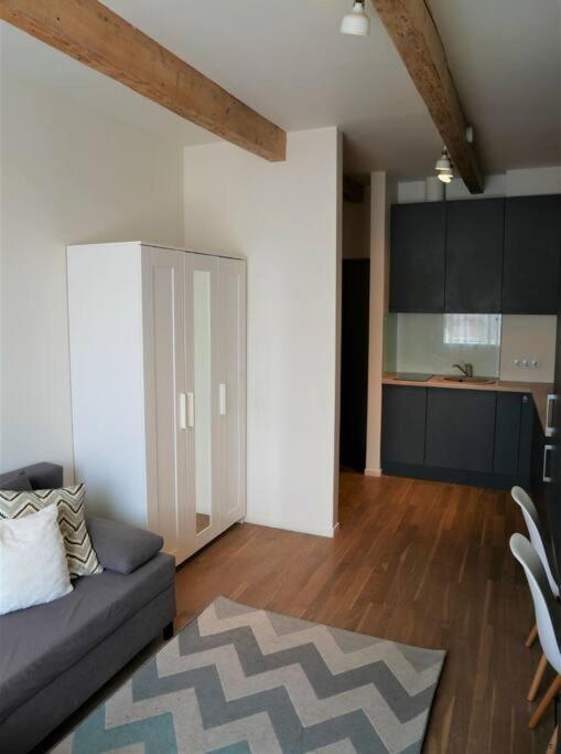 Lovely 1-bedroom Apartment *